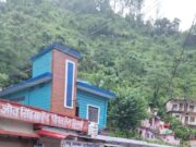 भारी बारिश से सिमली बाजार में स्थित दुकानों में घुसा मलवा।