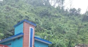 भारी बारिश से सिमली बाजार में स्थित दुकानों में घुसा मलवा।