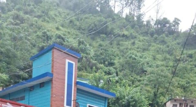 भारी बारिश से सिमली बाजार में स्थित दुकानों में घुसा मलवा।