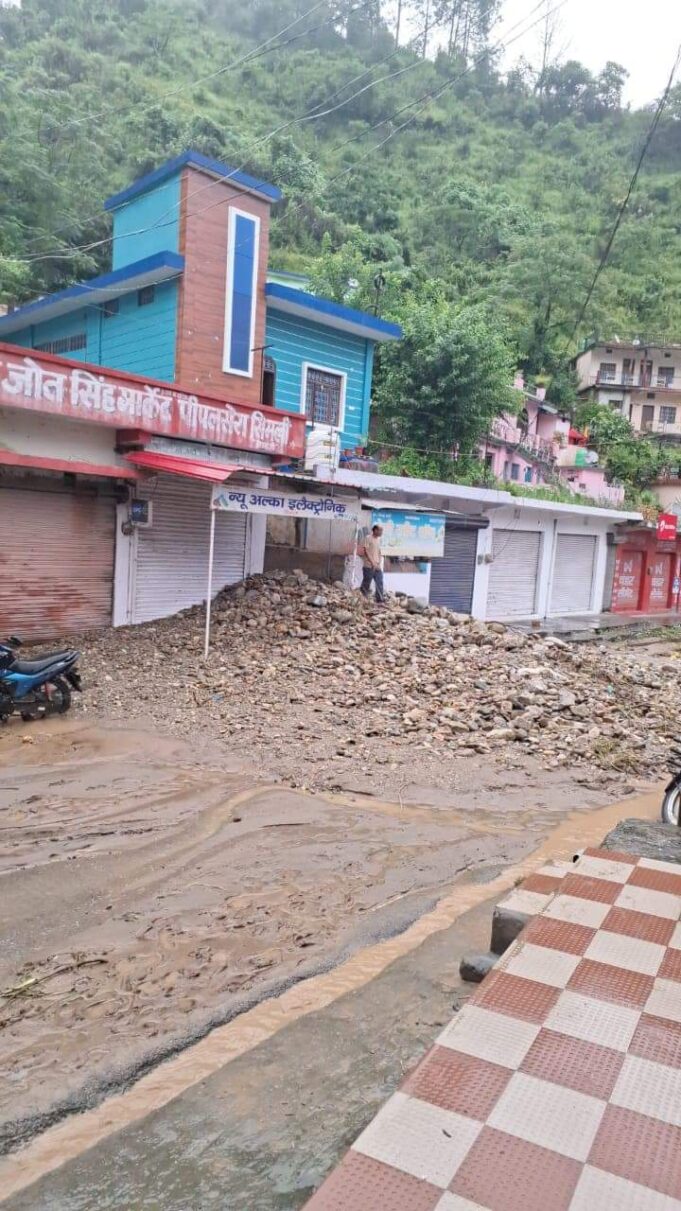 भारी बारिश से सिमली बाजार में स्थित दुकानों में घुसा मलवा।