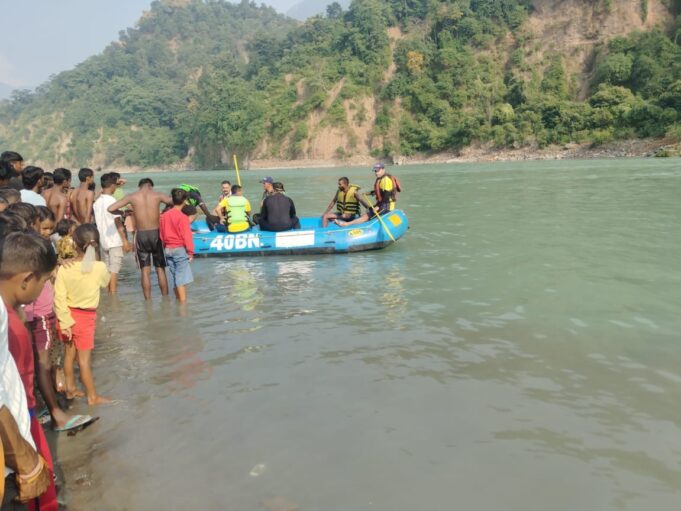 ऋषिकेश- नाव घाट पर डूबी लड़की की खोजबीन में जूटी SDRF