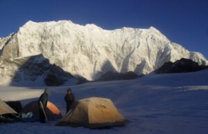 चौखंबा ट्रैक पर गए दो पर्यटक फंसे, आज होगा रेस्क्यू
