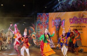 प्रतिरूप समारोह में छाया चमोली का मुखौटा लोकनृत्य