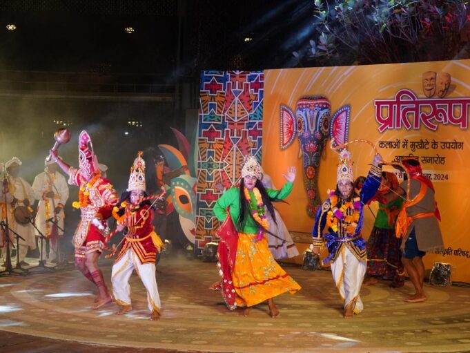 प्रतिरूप समारोह में छाया चमोली का मुखौटा लोकनृत्य