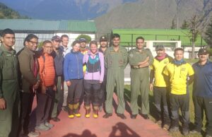 चौखम्भा ट्रैक पर फंसे दोनों पर्वतारोही को सुरक्षित निकाला