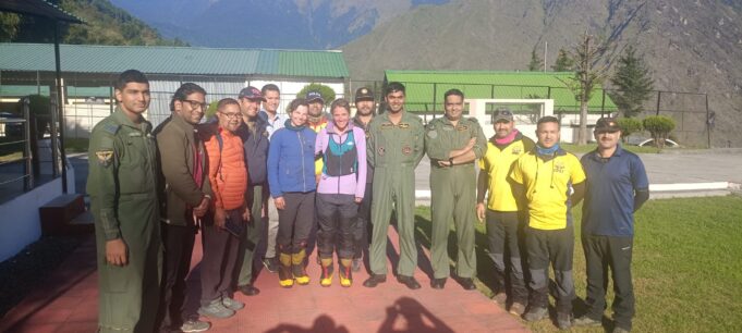 चौखम्भा ट्रैक पर फंसे दोनों पर्वतारोही को सुरक्षित निकाला