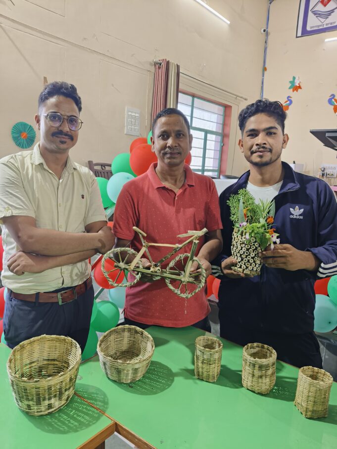 रिंगाल से रोजगार की राह!– रिंगाल मेन ने भावी शिक्षकों को सीखाए रिंगाल के उत्पाद बनाना