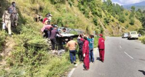 लोलटी- तुंगेश्वर मोटर मार्ग के समीप झाड़ियों में मिला शव : क्षेत्र में मचा हड़कम