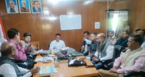 जोशीमठ बचाओ संघर्ष समिति के साथ आपदा प्रन्धन सचिव एवम प्रशासन की वार्ता, 15दिनों के अंतर्गत सुरक्षात्मक कार्य शुरु किये जाने का दिया आश्वासन