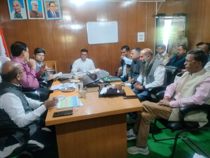 जोशीमठ बचाओ संघर्ष समिति के साथ आपदा प्रन्धन सचिव एवम प्रशासन की वार्ता, 15दिनों के अंतर्गत सुरक्षात्मक कार्य शुरु किये जाने का दिया आश्वासन