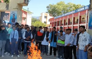 चुनाव में देरी पर छात्र संगठन नाराज, सरकार का फूंका पुतला