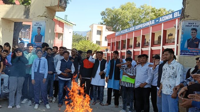 चुनाव में देरी पर छात्र संगठन नाराज, सरकार का फूंका पुतला