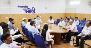 स्वतंत्रता संग्राम सैनानियों के उत्तराधिकारियों की मांगों के समाधान को लेकर जिलाधिकारी ने ली बैठक