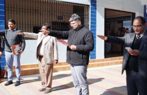 संविधान दिवस पर अधिकारी कर्मचारियों ने सत्यनिष्ठा देश की एकता अखंडता की ली शपथ