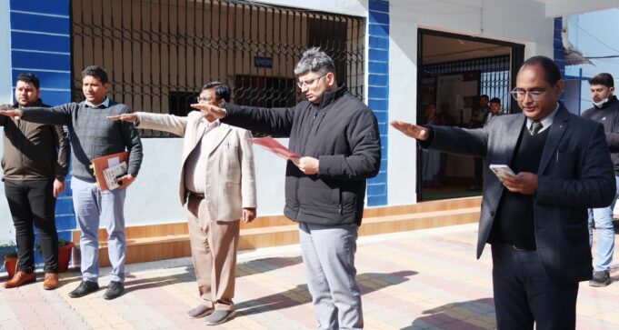 संविधान दिवस पर अधिकारी कर्मचारियों ने सत्यनिष्ठा देश की एकता अखंडता की ली शपथ