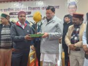 “रिंगाल मैंन” राजेन्द्र बड़वाल ने मुख्यमंत्री को भेंट किया रिंगाल से बना ब्रहमकमल