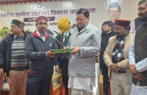 “रिंगाल मैंन” राजेन्द्र बड़वाल ने मुख्यमंत्री को भेंट किया रिंगाल से बना ब्रहमकमल