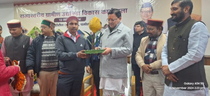 “रिंगाल मैंन” राजेन्द्र बड़वाल ने मुख्यमंत्री को भेंट किया रिंगाल से बना ब्रहमकमल