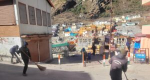 शीत काल के लिए कपाट बंद होने के बाद नगर पंचायत बदरीनाथ ने यात्रा समापन के बाद चलाया धाम में सफाई अभियान