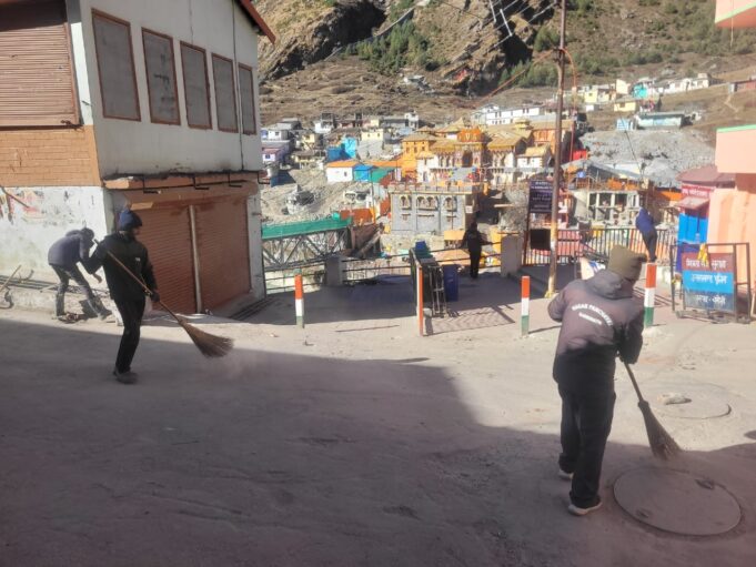 शीत काल के लिए कपाट बंद होने के बाद नगर पंचायत बदरीनाथ ने यात्रा समापन के बाद चलाया धाम में सफाई अभियान