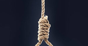 युवती ने रस्सी से लटकर लगाई फांसी, पुलिस जांच में जुटी