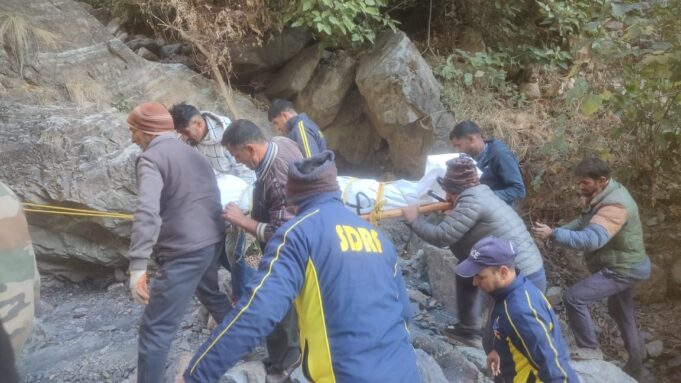 कालसी के पास दुर्घटनाग्रस्त हुई कार, SDRF ने किया एक महिला का रेस्क्यू व एक पुरुष का शव बरामद