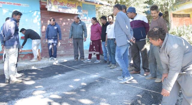 एसडीएम ने किया पीएमजीएसवाई की सड़क अपग्रेडेशन कार्य का निरीक्षण
