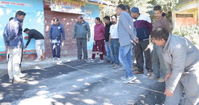 एसडीएम ने किया पीएमजीएसवाई की सड़क अपग्रेडेशन कार्य का निरीक्षण