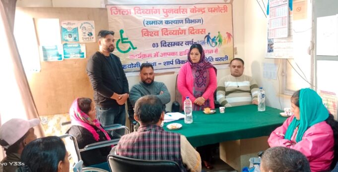 विश्व दिव्यांग दिवस पर दिव्यांग जनो को बांटे जरूरी उपकरण