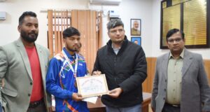 नेशनल वॉक रेस में पदक जीतने पर छात्र अमन ठाकुर को जिलाधिकारी संदीप तिवारी ने किया सम्मानित