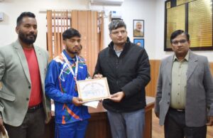 नेशनल वॉक रेस में पदक जीतने पर छात्र अमन ठाकुर को जिलाधिकारी संदीप तिवारी ने किया सम्मानित