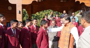 मुख्यमंत्री आवास में सैनिक स्कूल घोड़ाखाल से शैक्षिक भ्रमण के लिए आये विद्यार्थियों ने भेंट की। मुख्यमंत्री ने सभी विद्यार्थियों के उज्ज्वल भविष्य की कामना की