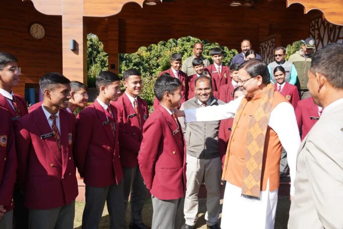 मुख्यमंत्री आवास में सैनिक स्कूल घोड़ाखाल से शैक्षिक भ्रमण के लिए आये विद्यार्थियों ने भेंट की। मुख्यमंत्री ने सभी विद्यार्थियों के उज्ज्वल भविष्य की कामना की
