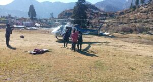 सीएम के सराहनीय प्रयासों से पैरालाइज मरीज हैली एंबुलेंस से पहुंचा अपने दूरस्थ गांव डुमक।