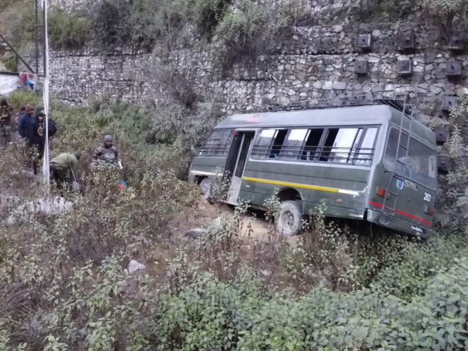 सेना का वाहन दुर्घटना ग्रस्त, कई जवान हुए चोटिल