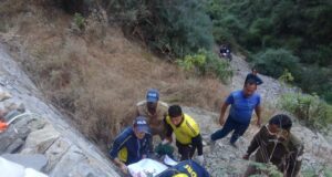 हादसा: कार खाई में गिरी 3 की मौत