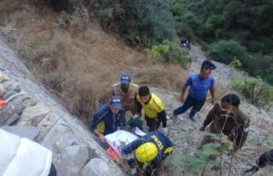 हादसा: कार खाई में गिरी 3 की मौत