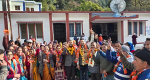 भाजपा प्रत्याशी ने समर्थकों के साथ भरा नामांकन पत्र