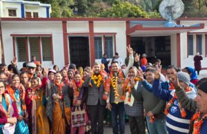 भाजपा प्रत्याशी ने समर्थकों के साथ भरा नामांकन पत्र