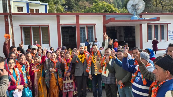 भाजपा प्रत्याशी ने समर्थकों के साथ भरा नामांकन पत्र