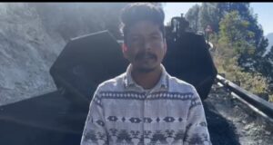 लासी रांगतोंली लासी सरतोली सड़क पर हो रहे डामरीकरण की गुणवत्ता पर ग्रामीणों ने उठाये सवाल