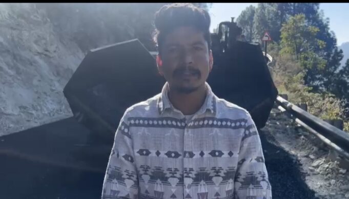 लासी रांगतोंली लासी सरतोली सड़क पर हो रहे डामरीकरण की गुणवत्ता पर ग्रामीणों ने उठाये सवाल