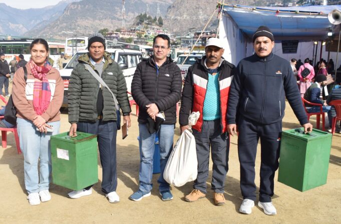 चमोली में निकाय चुनाव के लिए 80 पोलिंग पार्टियां हुई रवाना।