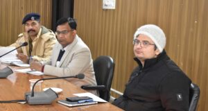 सड़कों पर सुरक्षात्मक कार्यो को प्राथमिकता पर पूरा करें।