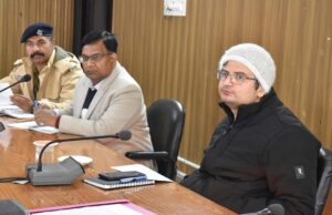 सड़कों पर सुरक्षात्मक कार्यो को प्राथमिकता पर पूरा करें।