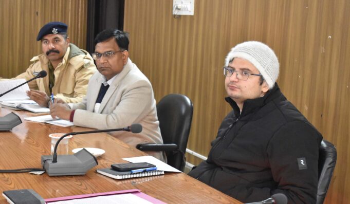 सड़कों पर सुरक्षात्मक कार्यो को प्राथमिकता पर पूरा करें।