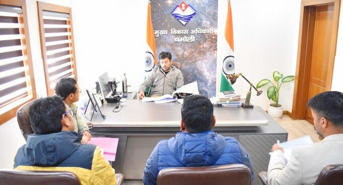 मुख्य विकास अधिकारी नंदन कुमार ने पीएमजीएसवाई के अन्तर्गत सडक निर्माण कार्यों ली समीक्षा बैठक