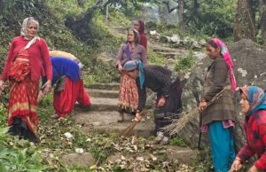 टंगसा की महिलाओं ने गांव में चलाया सफाई अभियान