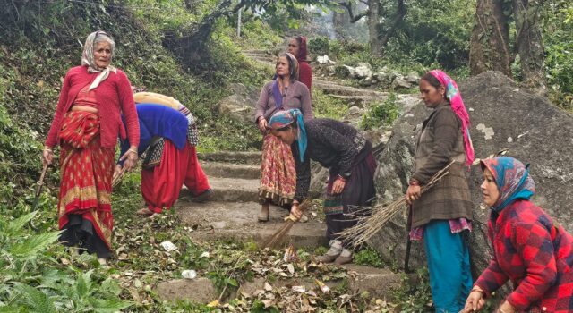 टंगसा की महिलाओं ने गांव में चलाया सफाई अभियान