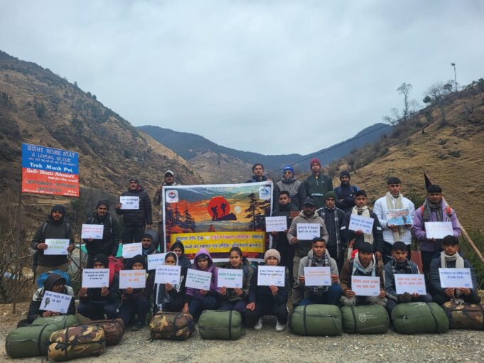 मोनाल टॉप की सुंदरता देख अभिभूत हुए पर्यटक